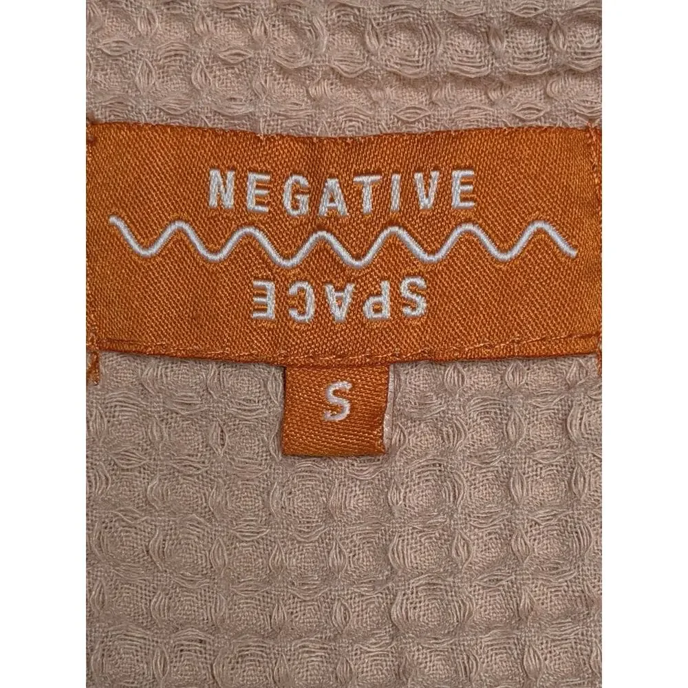 Negative Space Waffle Knit Button Down Camp Shirt Tan Peach Resort Men's Sz Sm